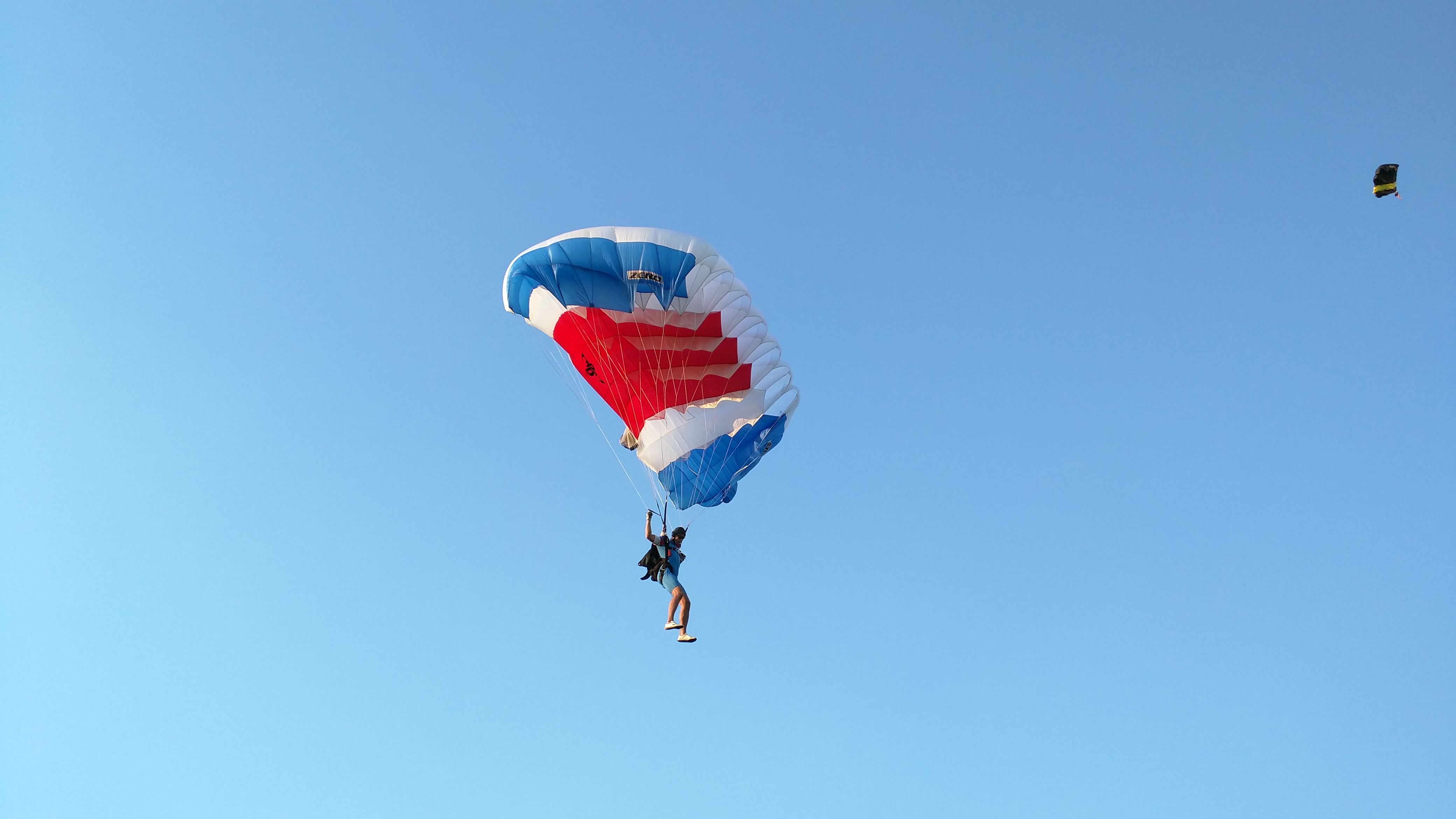 Parašutisti príprava pred zoskokom