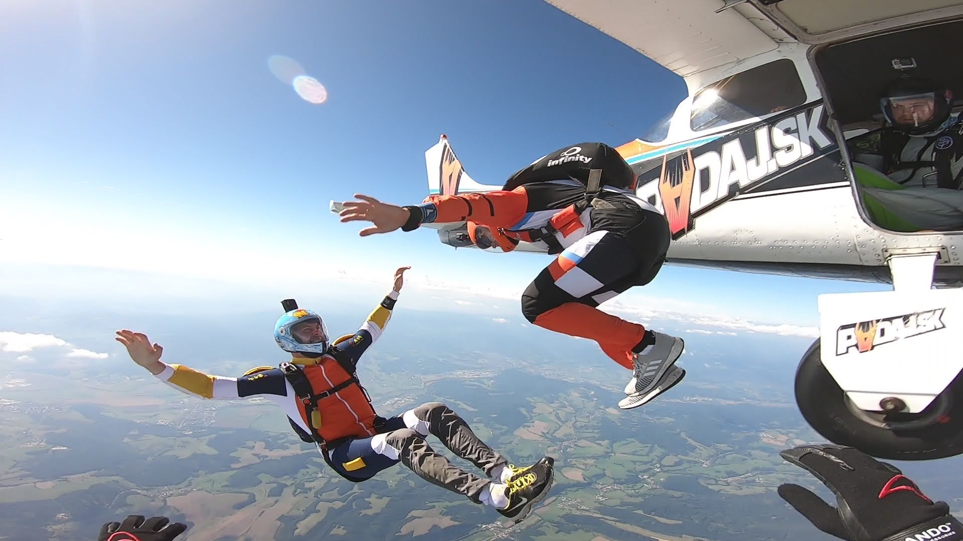 Zachytený moment parašutistického zoskoku